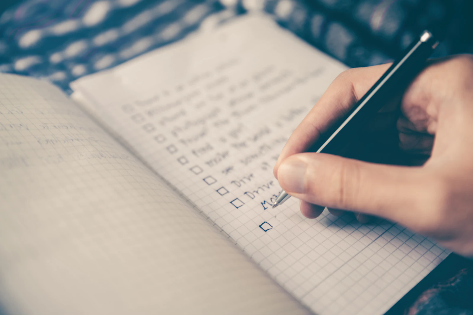 Notitieboek met dagplanning op een houten bureau
