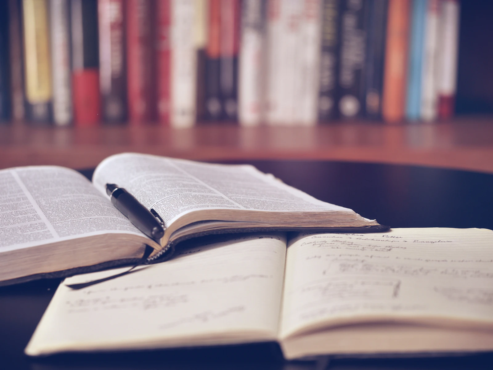 Geopende agenda met handgeschreven tijdblokken